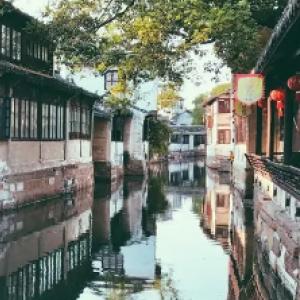 小伙两天没出卧室门家人报警 消防员破门 发现正带着耳机睡觉